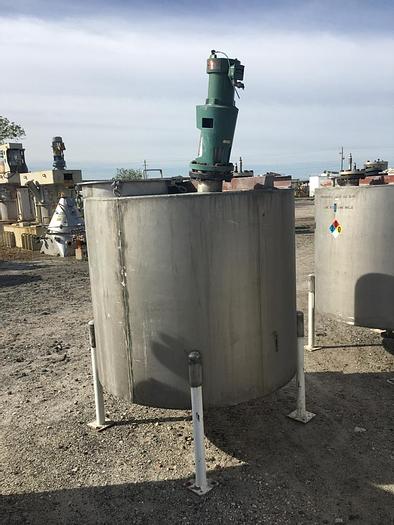 Used Used approximately 500 gallon vertical stainless steel mix tank