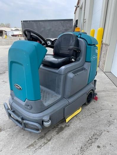 Used 2017 TENNANT T12 (XP) RIDER FLOOR SCRUBBER (BATTERY) (CYLINDRICAL)