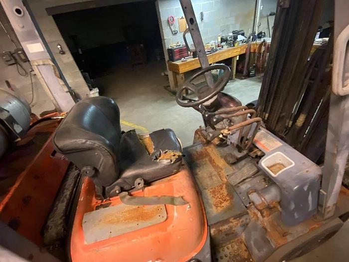 Used TOYOTA 52-6FGCU35-BCS 7,000 LB BOXCAR TYPE PROPANE FORK-LIFT