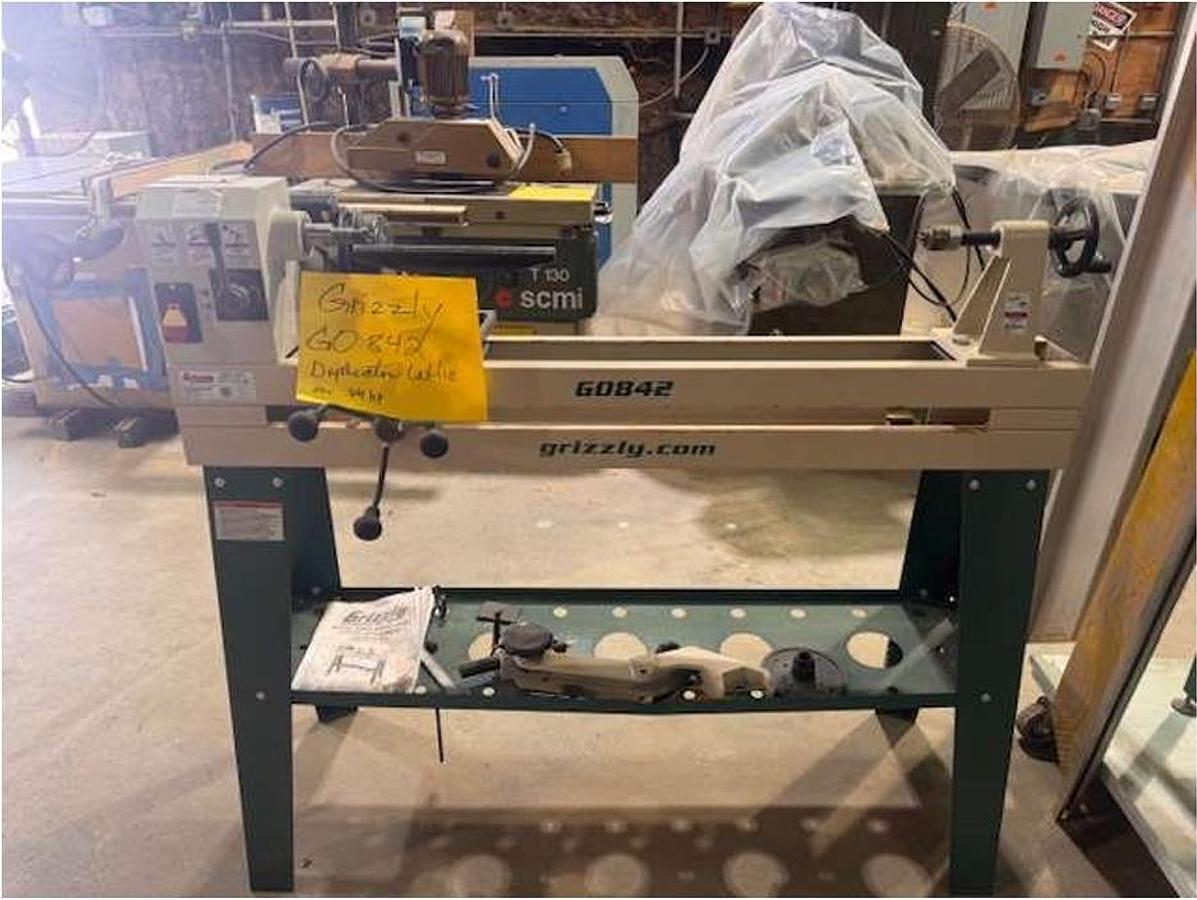 Used GRIZZLY G0842 WOOD LATHE WITH COPY ATTACHMENT 
