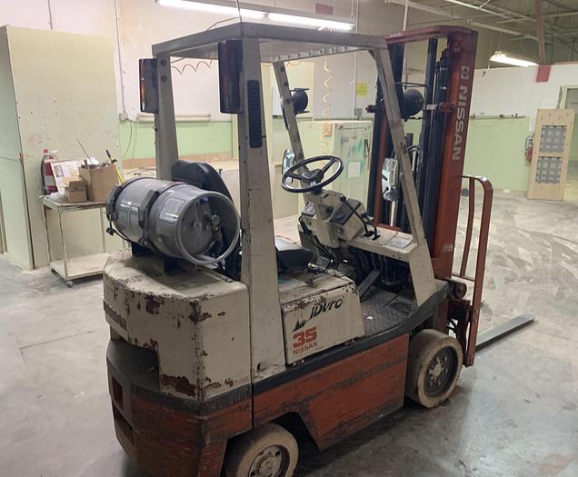 Used NISSAN CPH01A18V, 3,500 LB. PROPANE FORK-LIFT