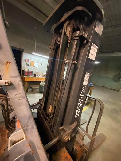 Used TOYOTA 52-6FGCU35-BCS 7,000 LB BOXCAR TYPE PROPANE FORK-LIFT