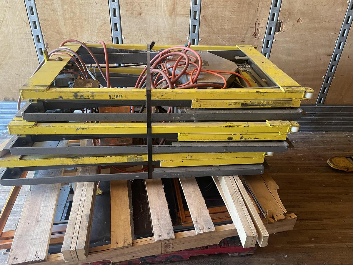 Used LOT OF 5 LIGHT DUTY PNUEMATIC SCISSOR LIFTS