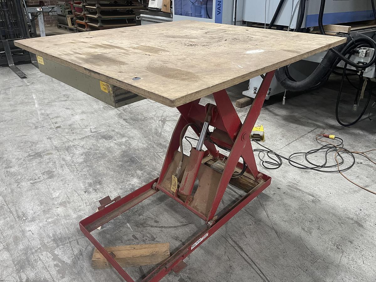 Used SOUTHWORTH 2' x 4' 1,500 LB. SCISSOR-LIFT