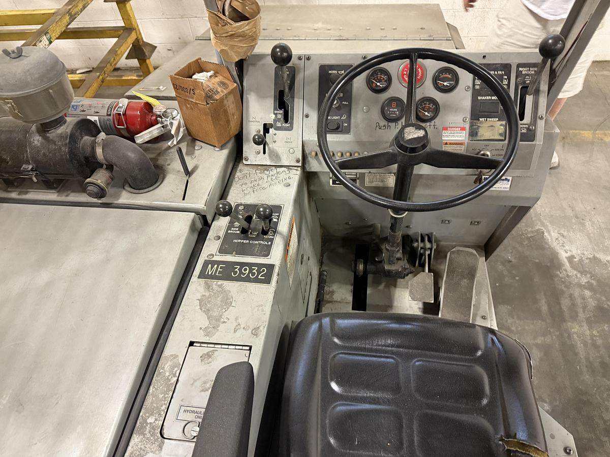 Used CLARKE AMERICAN-LINCOLN 578-532, 2260XP RIDING PROPANE SWEEPER