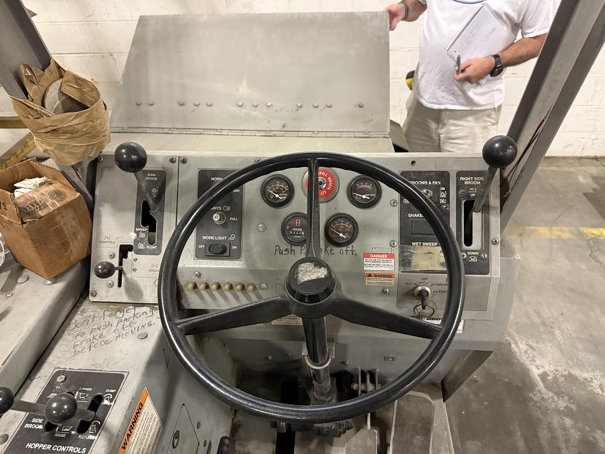 Used CLARKE AMERICAN-LINCOLN 578-532, 2260XP RIDING PROPANE SWEEPER