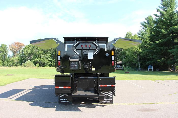 STPH Hook Mounted Patch Truck – Oil Jacketed, Auger Discharge