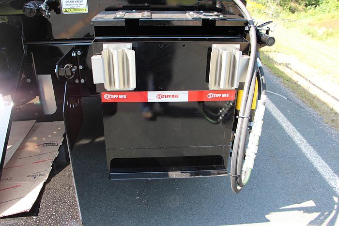 STPH Chassis Mounted Patch Truck – Oil Jacketed, Auger Delivery