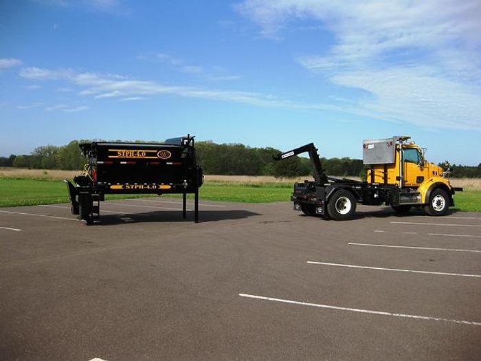 STPH Hook Mounted Patch Truck – Oil Jacketed, Auger Discharge