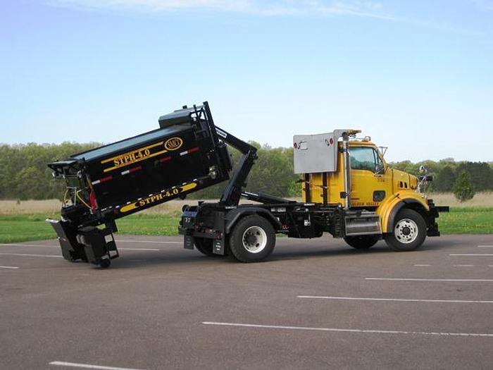 STPH Hook Mounted Patch Truck – Oil Jacketed, Auger Discharge