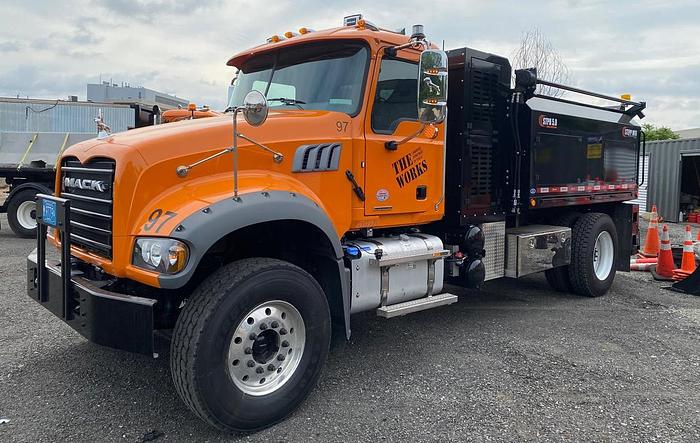 STPH Chassis Mounted Patch Truck – Oil Jacketed, Auger Delivery