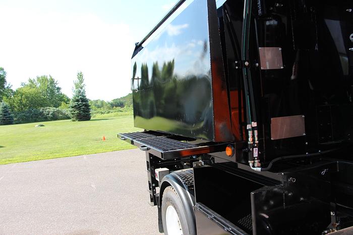 STPH Hook Mounted Patch Truck – Oil Jacketed, Auger Discharge