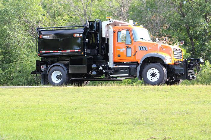 STPH Hook Mounted Patch Truck – Oil Jacketed, Auger Discharge