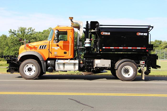 STPH Hook Mounted Patch Truck – Oil Jacketed, Auger Discharge