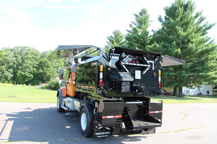 STPH Hook Mounted Patch Truck – Oil Jacketed, Auger Discharge