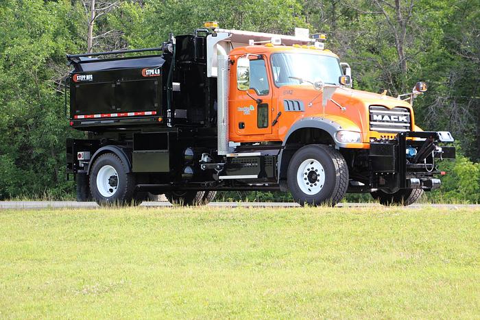 STPH Hook Mounted Patch Truck – Oil Jacketed, Auger Discharge