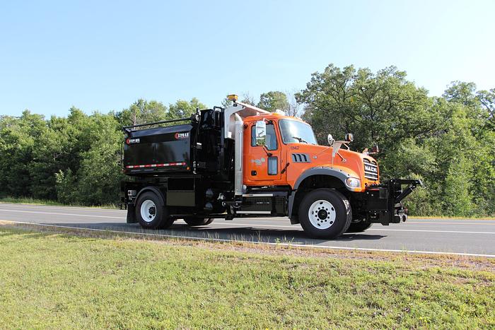 STPH Hook Mounted Patch Truck – Oil Jacketed, Auger Discharge