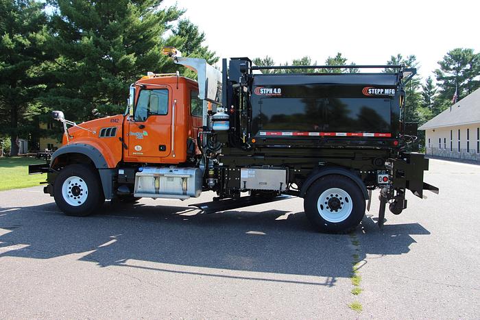 STPH Hook Mounted Patch Truck – Oil Jacketed, Auger Discharge