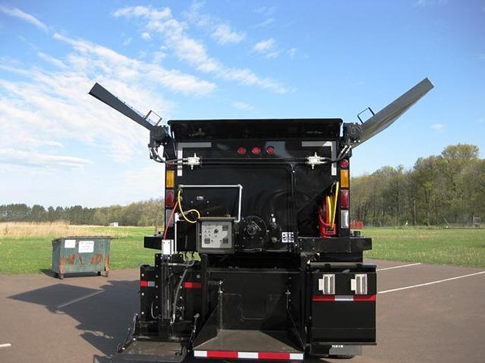 STPH Hook Mounted Patch Truck – Oil Jacketed, Auger Discharge