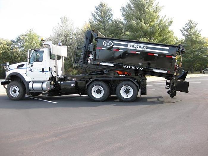 STPH Hook Mounted Patch Truck – Oil Jacketed, Auger Discharge