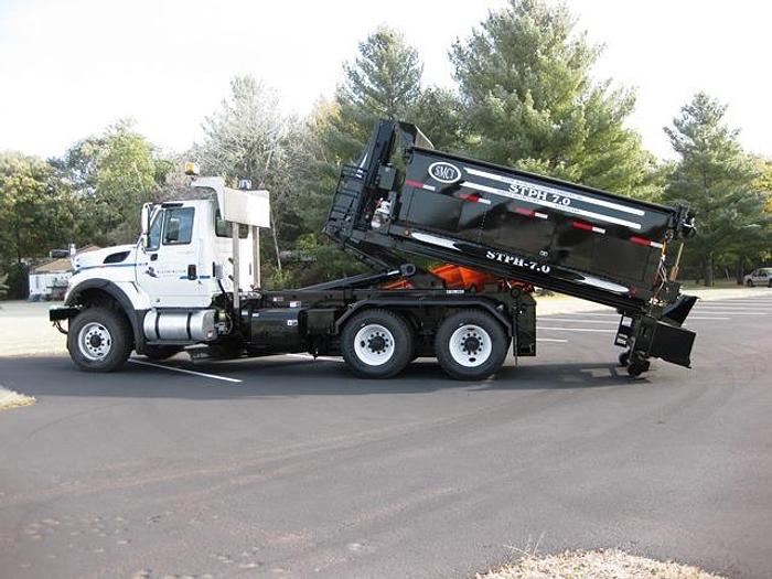 STPH Hook Mounted Patch Truck – Oil Jacketed, Auger Discharge