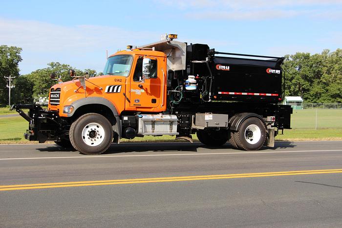 STPH Hook Mounted Patch Truck – Oil Jacketed, Auger Discharge