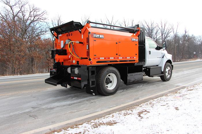 STPH Chassis Mounted Patch Truck – Oil Jacketed, Auger Delivery