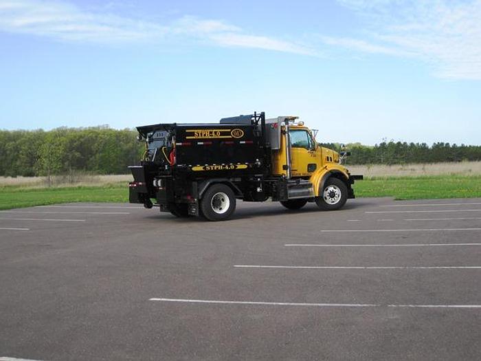 STPH Hook Mounted Patch Truck – Oil Jacketed, Auger Discharge