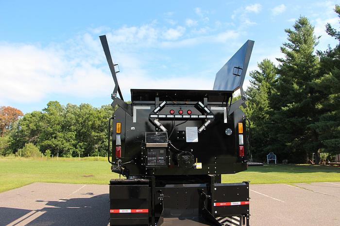 STPH Hook Mounted Patch Truck – Oil Jacketed, Auger Discharge