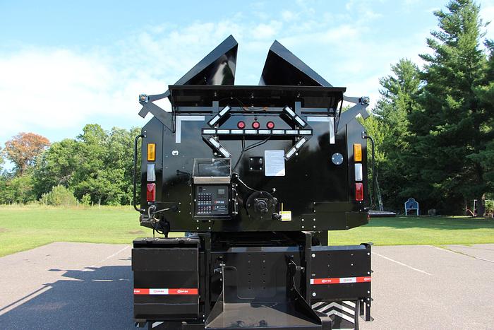 STPH Hook Mounted Patch Truck – Oil Jacketed, Auger Discharge