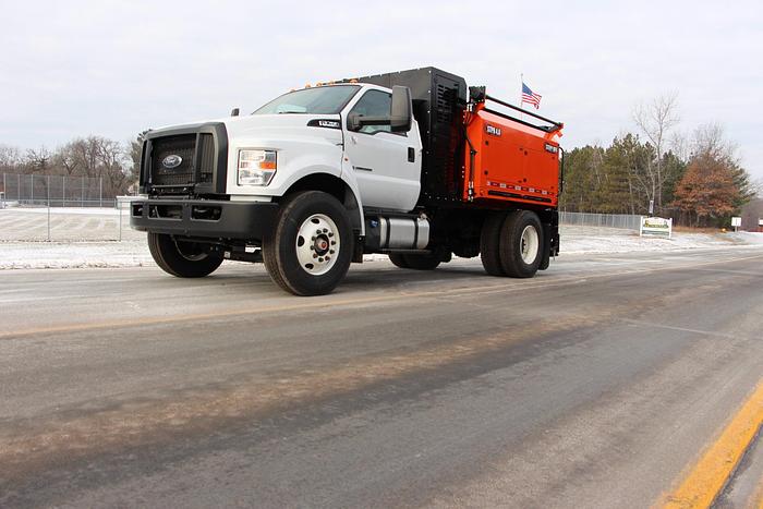 STPH Chassis Mounted Patch Truck – Oil Jacketed, Auger Delivery