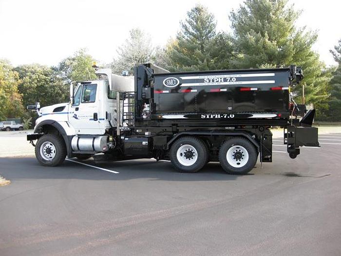 STPH Hook Mounted Patch Truck – Oil Jacketed, Auger Discharge