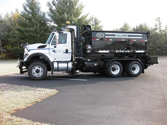 STPH Hook Mounted Patch Truck – Oil Jacketed, Auger Discharge