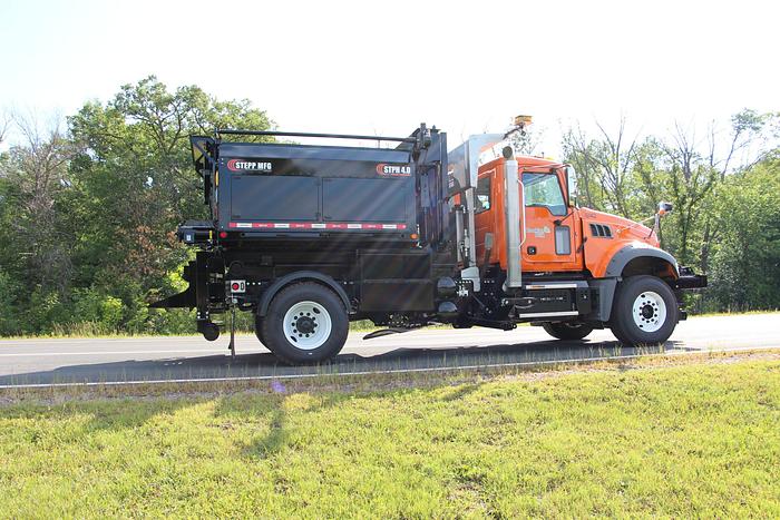 STPH Hook Mounted Patch Truck – Oil Jacketed, Auger Discharge