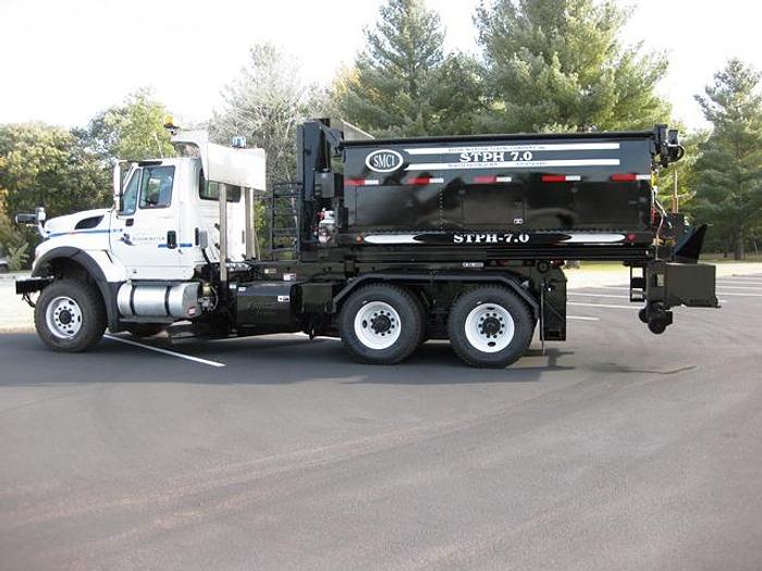 STPH Hook Mounted Patch Truck – Oil Jacketed, Auger Discharge