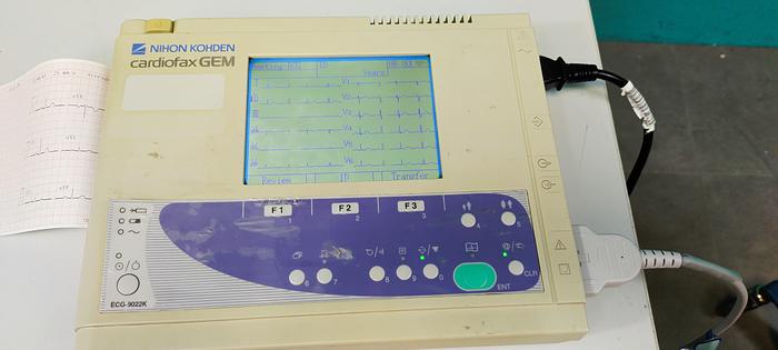 Gebraucht Nihon Kohden Cardiofax GEM EKG Gerät mit EKG Kabel
