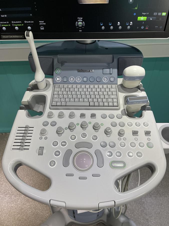 Gebraucht GE Voluson S8 Ultraschallgerät mit drei Sonden und Drucker