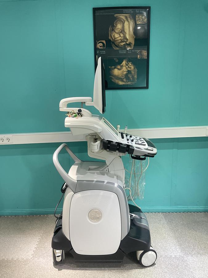 Gebraucht GE Vivid E9 Ultraschallgerät mit zwei Sonden und Drucker