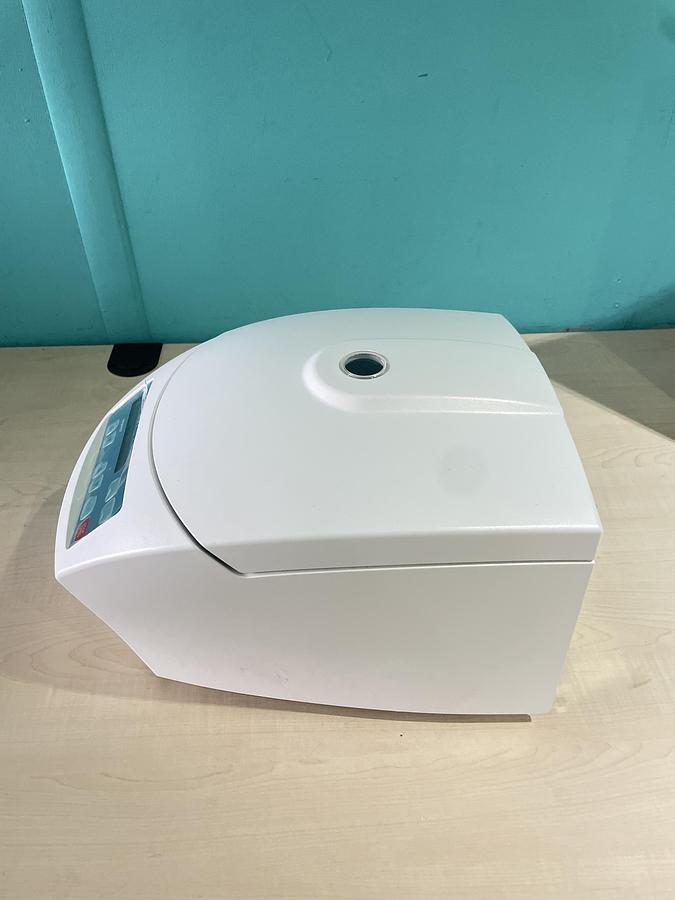 Gebraucht Hettich EBA 200 Tischzentrifuge für Blut und Urinproben