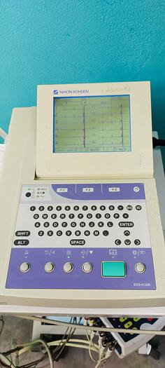 Gebraucht NIHON KOHDEN Cardiofax EKG-Gerät auf Trolley