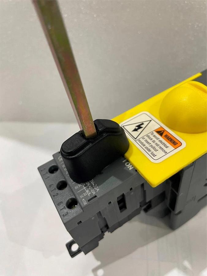 Bussmann, OPM-1038SW Optima Fuse Block 30A 600V, used