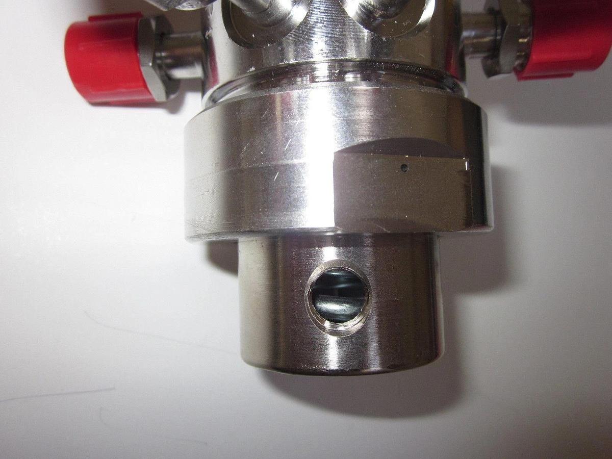 APtech Semi Gas S033-0239-100 high purity Pressure Regulator, 5 Port