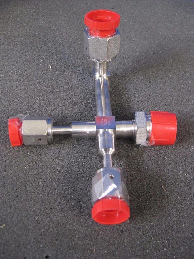 Swagelok CROSS Reducer Assy, 1/2" MVCR x 1/2" FVCR x 1/4" FVCR x 1/4"FVCR, Used