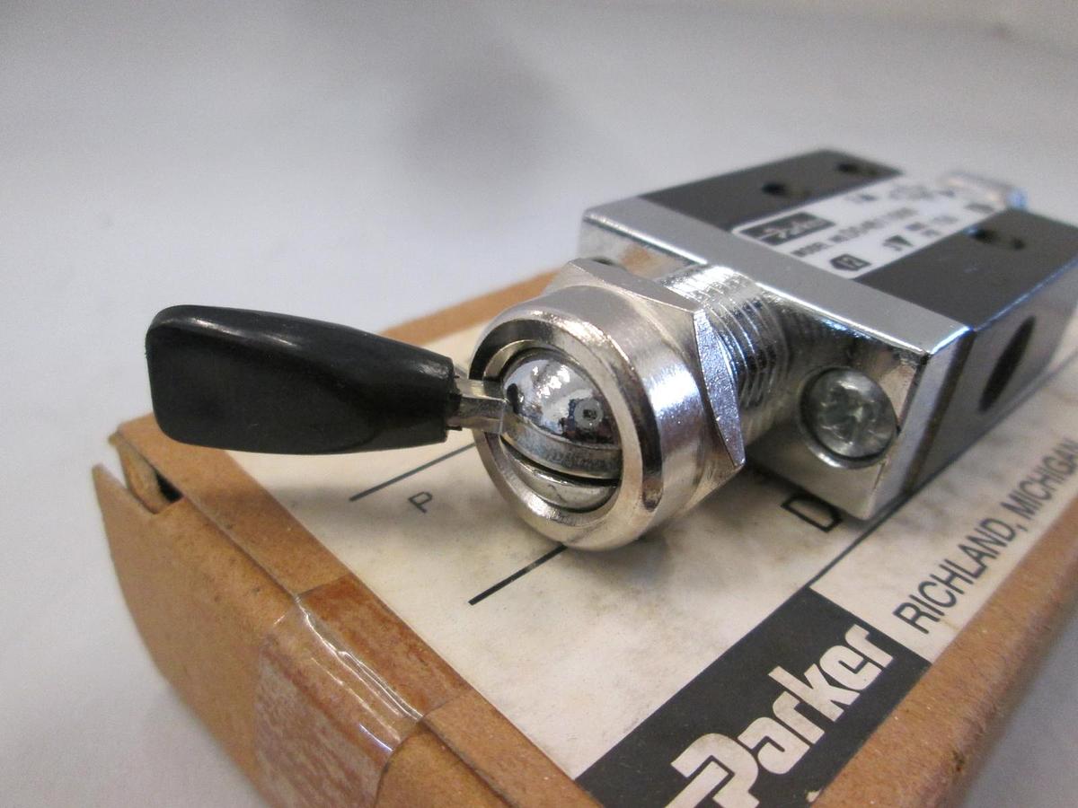 Used Parker, D04811000, 3 Way manual Poppet Valve, New