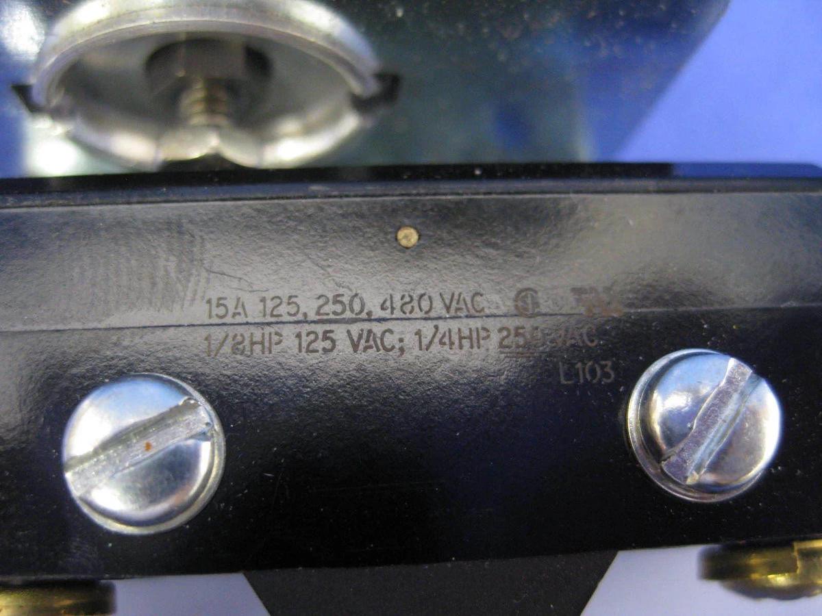 United Electric Conrols Pressure Switch J54S 9718, 480 VAC, New