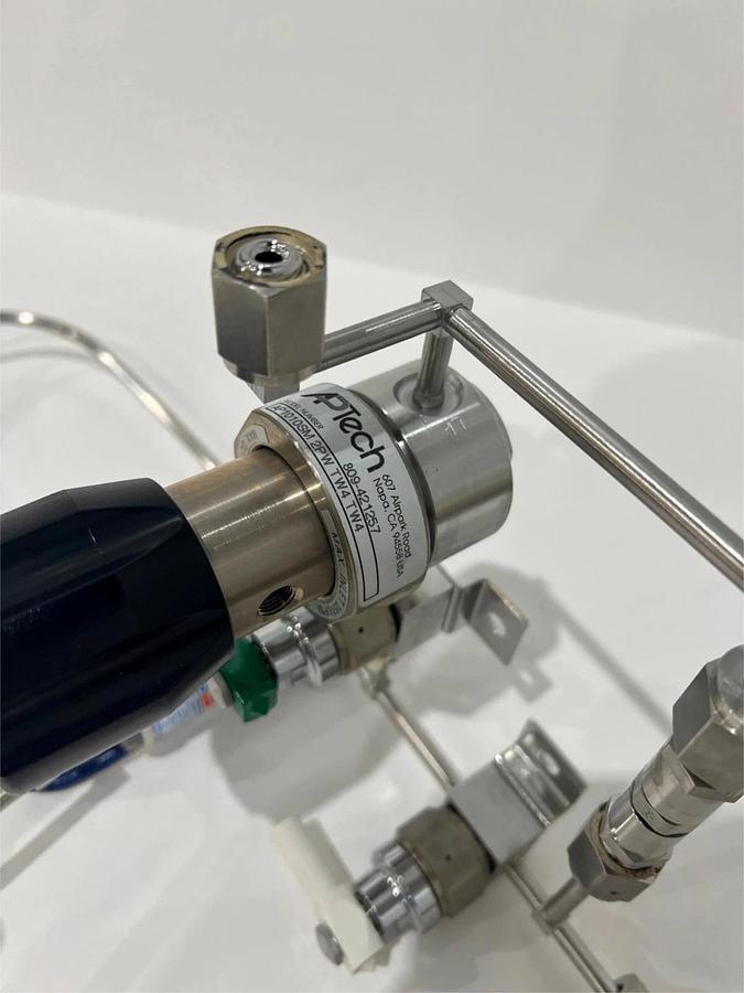 Used Aptech, AP1010SM 2PW TW4 TW4 Gas Regulator Assy w/ 2 Titan II 316 var Valves, Us