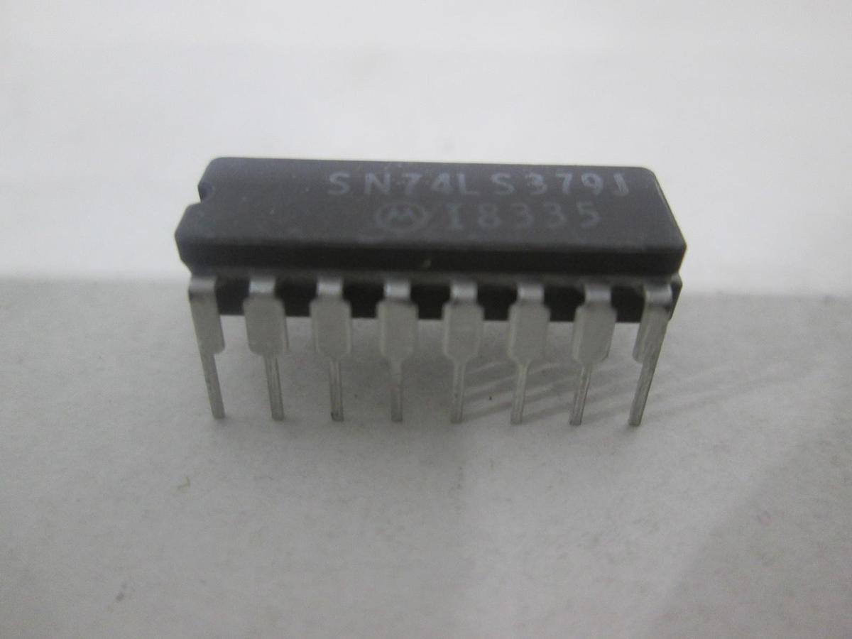 Motorola, SN74LS379J, Integrated Circuit, New, Lot of 25