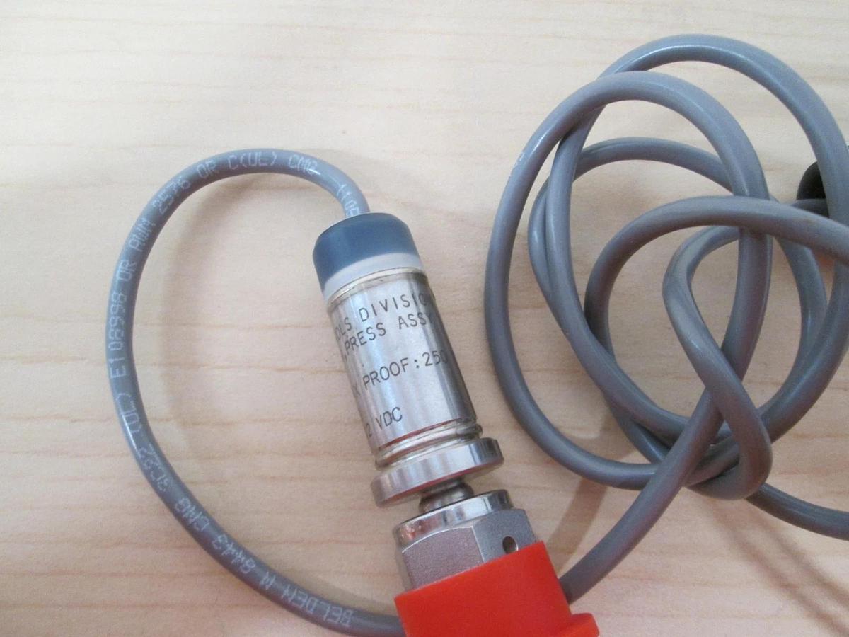 Used ITT Aerospace Controls 98087-17395s70 NEO-DYN Pressure Switch, 1/4" Female VCR