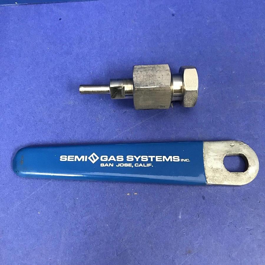Used CGA 320 Cylinder Inlet Connection, Flat Seat w/ Nut and Blue Semi-Gas Handle