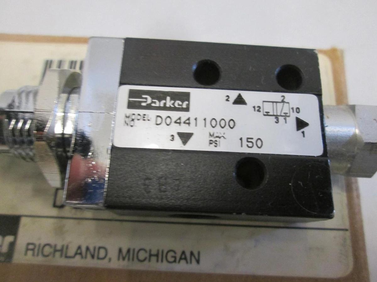 Parker, D04411000, 3 Way manual Poppet Valve, New